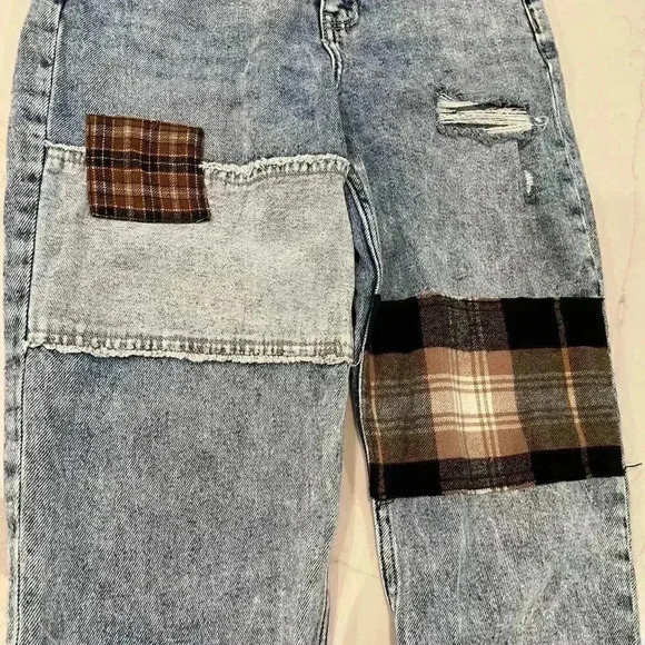 Hollister Ultra High Rise Mom Jeans Raw Hem Distressed Patch Work Womens Size 1R - Picture 3 of 7